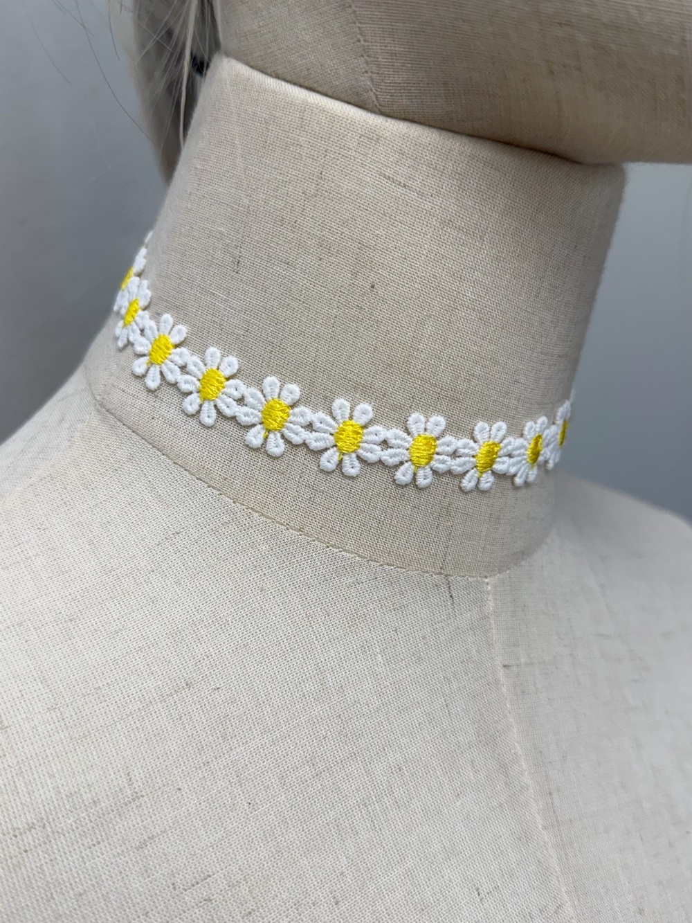 White Daisy Flower Choker Necklace Yellow Floral Coquette Cottagecore Y2K - Picture 2 of 4